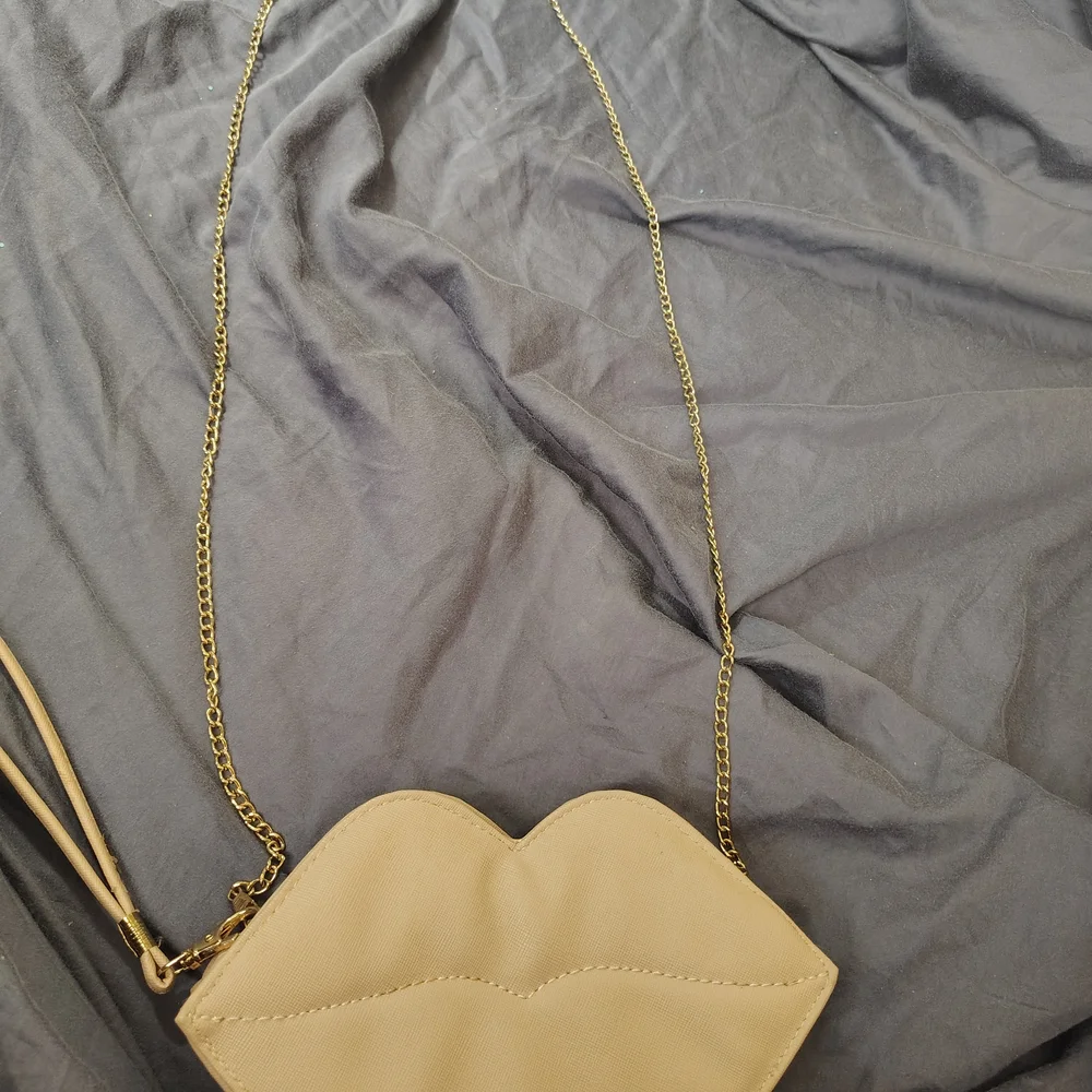 Beige Lip-Shaped Mini Crossbody Bag with Gold Chain - Picture 2 of 4